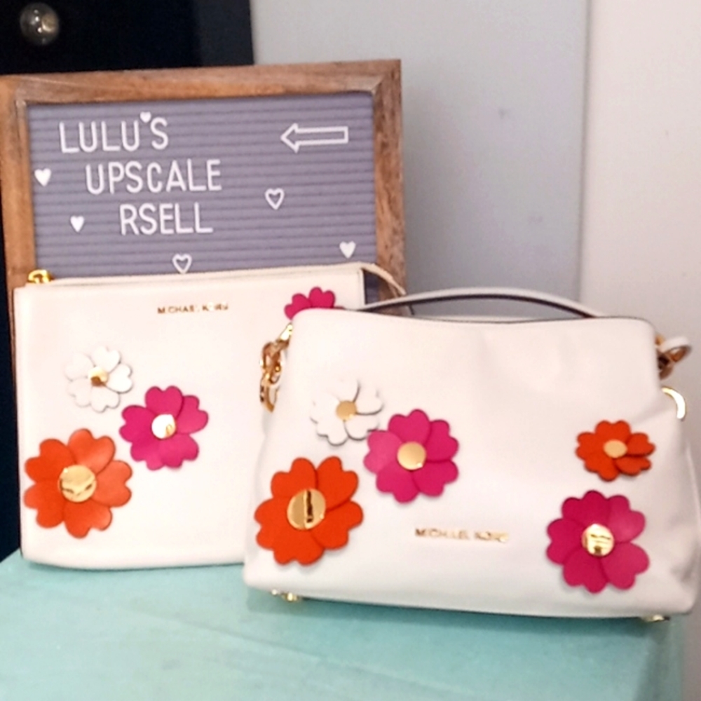 RARE WHITE MICHAEL KORS PURSE/CROSSBODY WITH MATCHING WRISTLET IN EUC!!